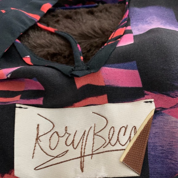 Rory Beca Sleeveless top with back opening - Picture 3 of 3